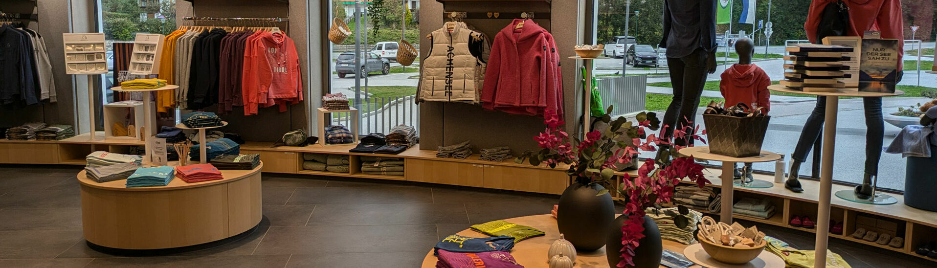 Der Atoll Achensee SHOP in Maurach am Achensee bietet ein breites Sortiment.}