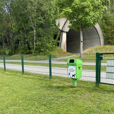Eine Hundetoilette am Hundebadestrand in Pertisau am Achensee.