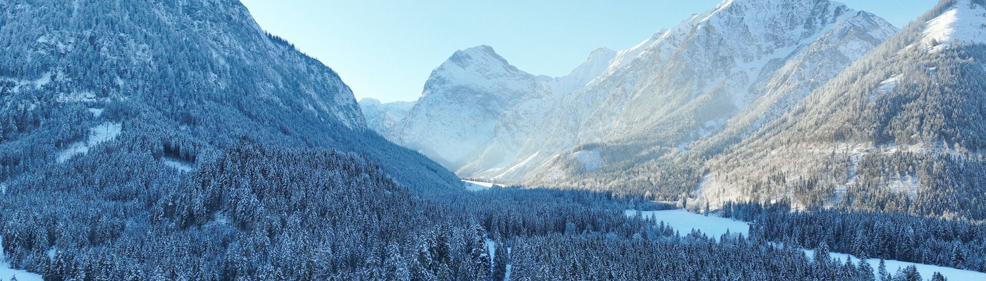 Winterlandschaft des Falzthurntals Die schneebedeckte Landschaft des Falzthurntals lädt zu Winteraktivitäten ein.}