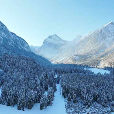 Die schneebedeckte Landschaft des Falzthurntals lädt zu Winteraktivitäten ein.