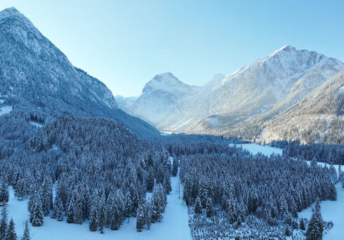 Die schneebedeckte Landschaft des Falzthurntals lädt zu Winteraktivitäten ein.