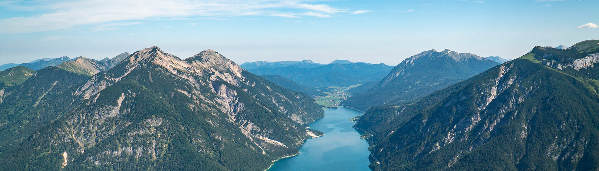 Ausblick vom Bärenkopf auf den Achensee Der Bärenkopf, welcher sich im Naturpark Karwendel befindet, bietet einen unglaublichen Blick auf den Achensee und die Dörfer rundherum.}
