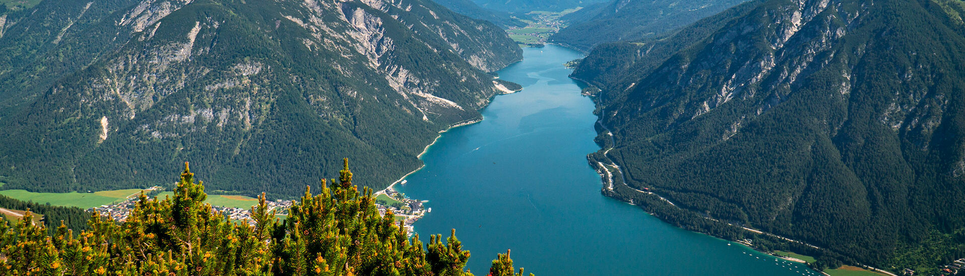 Der Bärenkopf, welcher sich im Naturpark Karwendel befindet, bietet einen unglaublichen Blick auf den Achensee und die Dörfer rundherum.}