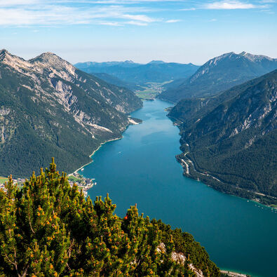 Der Bärenkopf, welcher sich im Naturpark Karwendel befindet, bietet einen unglaublichen Blick auf den Achensee und die Dörfer rundherum.
