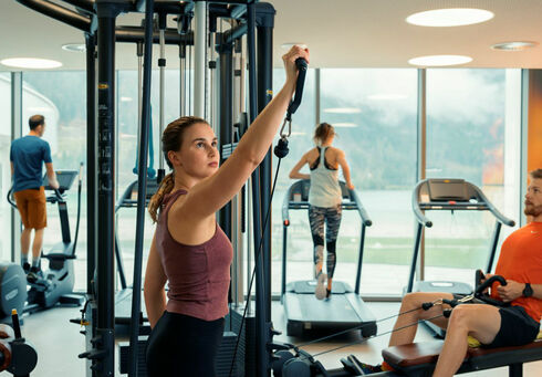 Atoll Achensee Workout-Card Das Lakeside-GYM im Atoll Achensee in Maurach wartet mit zahlreichen Sportgeräten auf Fitness-Begeisterte.