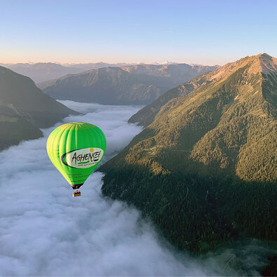 Mit dem Achensee Heißluftballon durch den Sommerhimmel schweben.