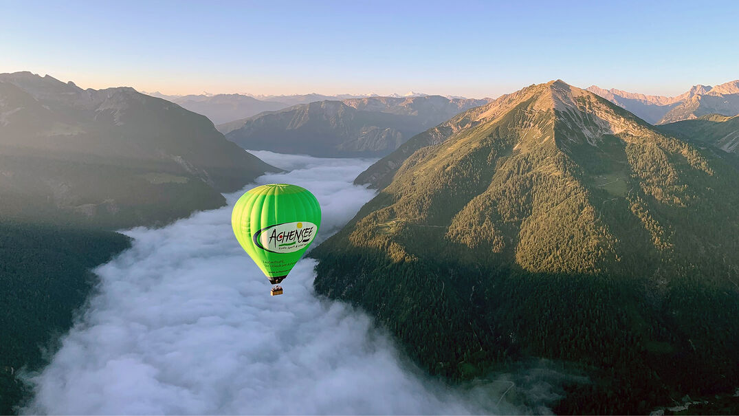 Mit dem Achensee Heißluftballon durch den Sommerhimmel schweben.