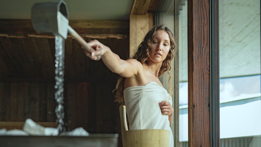 Wellness im Atoll Achensee In den Saunen des Penthouse-SPA im Atoll Achensee in Maurach geht es um pure Erholung. Das Highlight eines jeden Saunaganges ist wie hier der Aufguss.