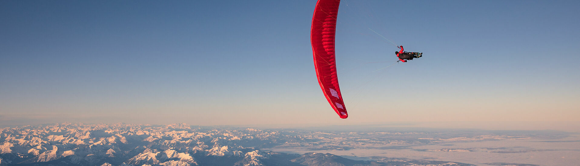 Weltrekordsprung über dem Achensee Gleitschirmflieger Mike Küng bei seinem "Head Over"-Sprung aus 7100 Metern aus einem Heißluftballon hoch über den Achensee.}