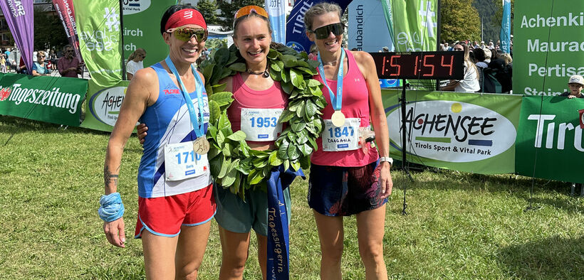 Nach dem Zieleinlauf in Pertisau am Achensee strahlen die drei Siegerinnen des Achenseelaufs glücklich in die Kamera.