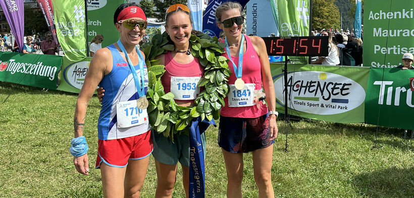 Photo shoot of happy runners after crossing the finish line of the Achensee Run in Pertisau.