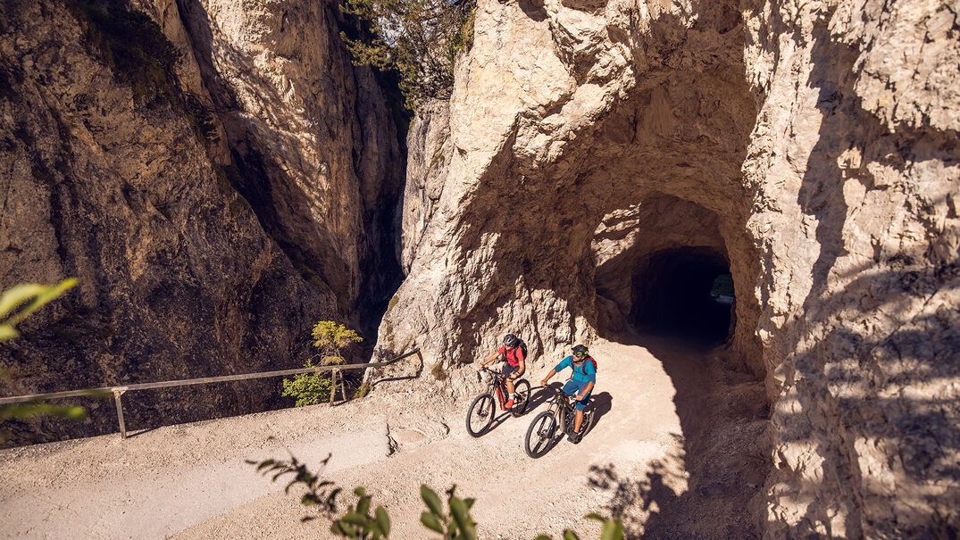 E-Mountainbiken in der Schmalzklause Die idyllische Schmalzklause in Steinberg am Rofan mit dem E-MTB durchradeln.