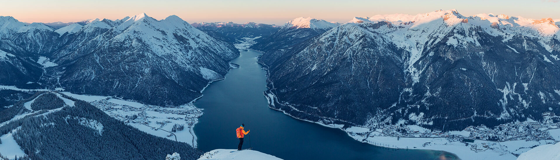 Bärenkopf im Winter Skitourengeher können im Winter den Achensee im Winterkleid entdecken. }