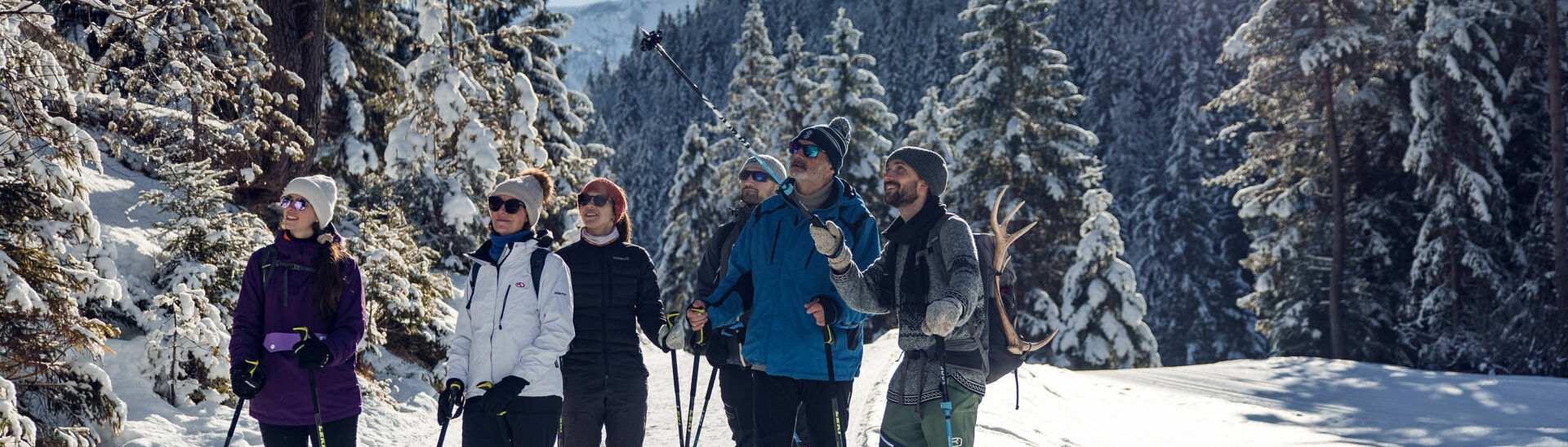 Schneeschuhwandern im Naturpark Karwendel Bei einer geführten Wanderung in die Karwendeltäler erlebt eine Gruppe einen herrlichen Wintertag und erkundet die Region mit Schneeschuhen.}