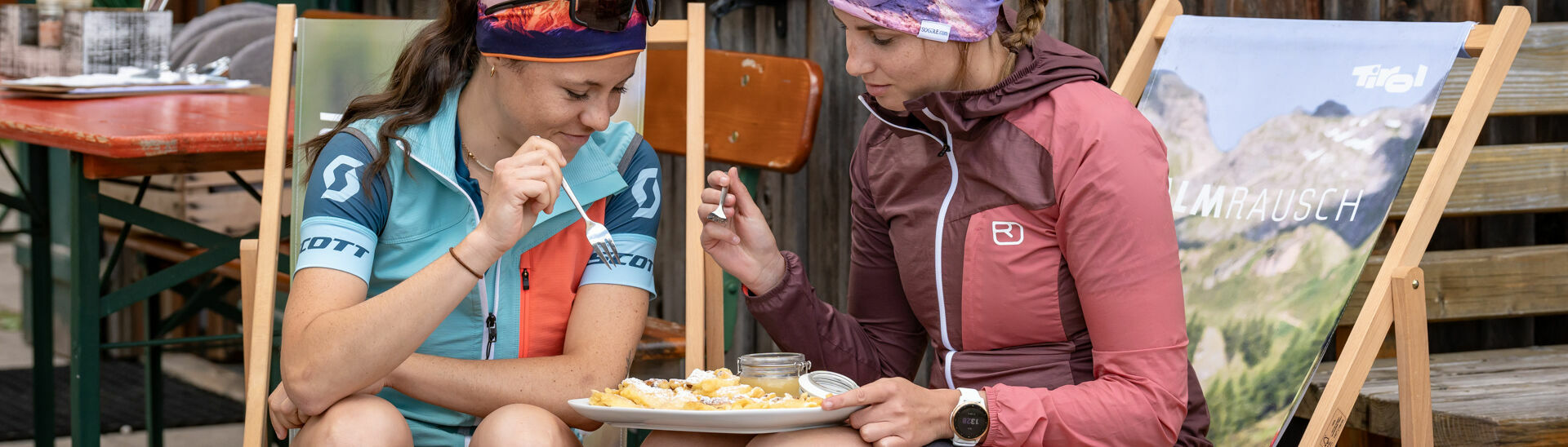 Zwei Freundinnen genießen Heißgetränk & Kaiserschmarrn bei der Rast auf der Gufferthütte in Steinberg am Rofan.}