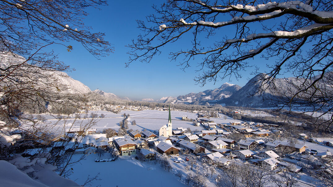 Wiesing Eine Winteraufnahme vom Dorf Wiesing mit der Pfarrkirche Wiesing, welches im Inntal am Fuße der Achensee Region liegt.