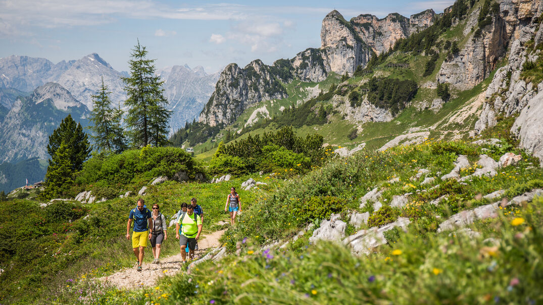 Unterwegs im Rofangebirge am Achensee Eine Gruppe Kletterer wandern zum Zustieg im Rofangebirge bei leicht bewölktem Himmel.