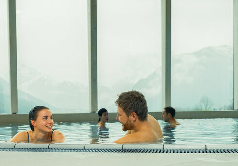 Atoll Achensee Ein Pärchen genießt die Zeit im Panorama-Bad in Maurach am Achensee.