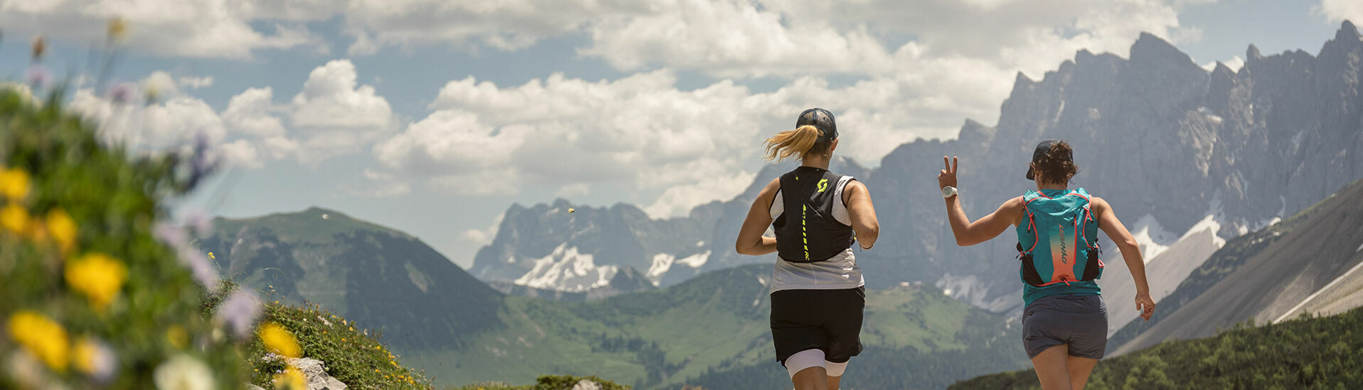 Trailrunner trainieren auf einer Forstsraße im Naturpark Karwendel in wunderschöner Umgebung.}
