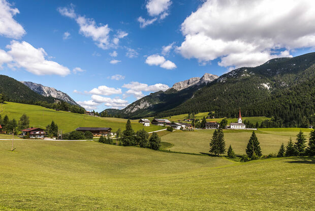 Steinberg am Rofan Rund 10 Kilometer vom Achensee entfernt und auf 1.000 Meter Seehöhe gelegen, befindet sich das Örtchen Steinberg am Rofan.
