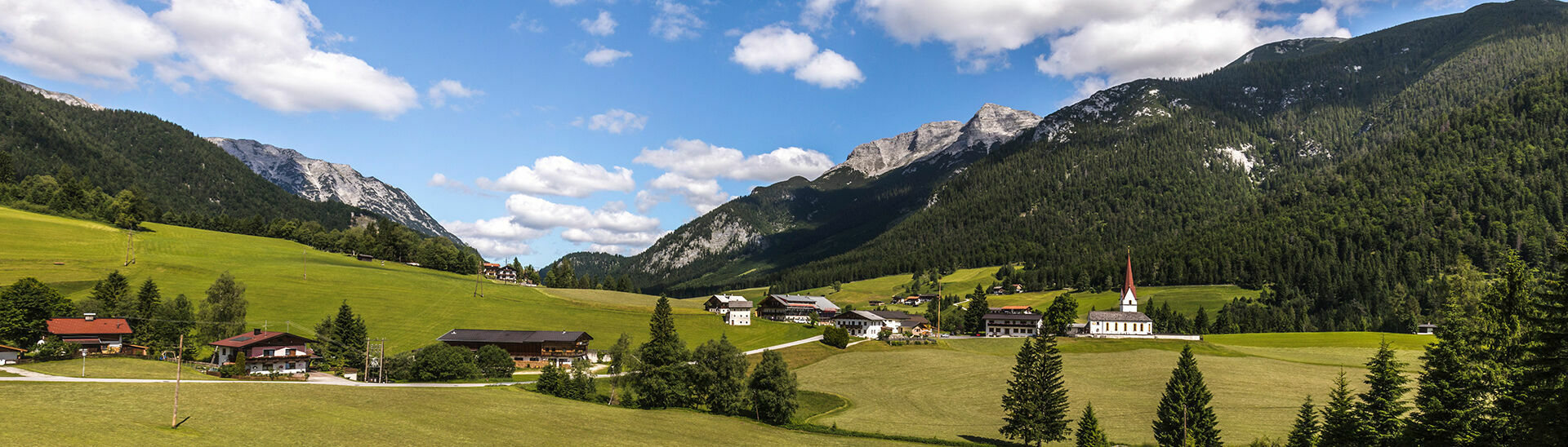 Steinberg am Rofan Rund 10 Kilometer vom Achensee entfernt und auf 1.000 Meter Seehöhe gelegen, befindet sich das Örtchen Steinberg am Rofan.}