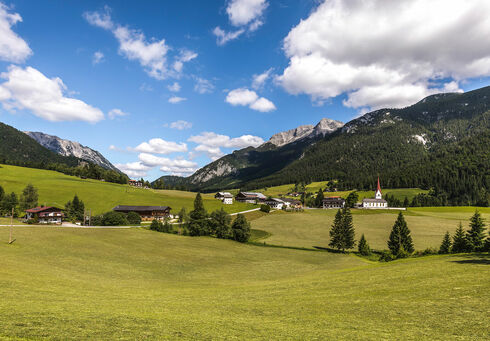Stage 6 About 10 kilometers from Lake Achensee and situated at 1,000 meters above sea level is the village of Steinberg am Rofan.