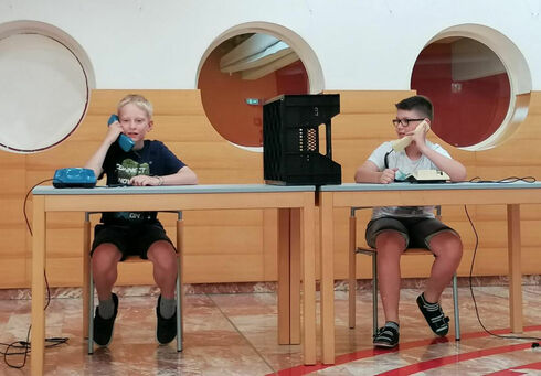 Zwei Schüler der Mittelschule Achensee bei einem Telefongespräch.