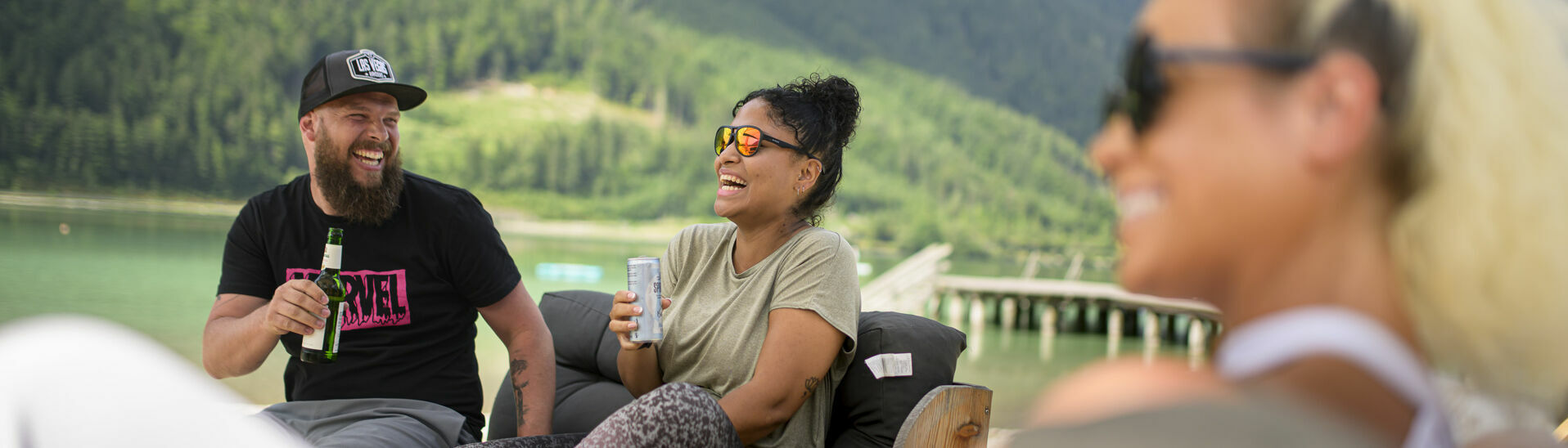 Freizeitmöglichkeiten am Achensee Freunde genießen ihre Freizeit bei einem kühlen Getränk in der BEACH-Bar in Maurach am Achensee.}