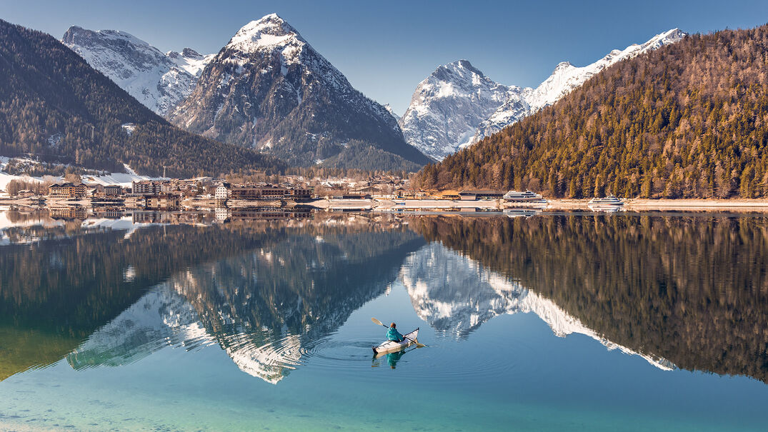 Kajak fahren im Winter am Achensee Mit dem Kajak kann man die Stille des Winters am Achensee genießen.