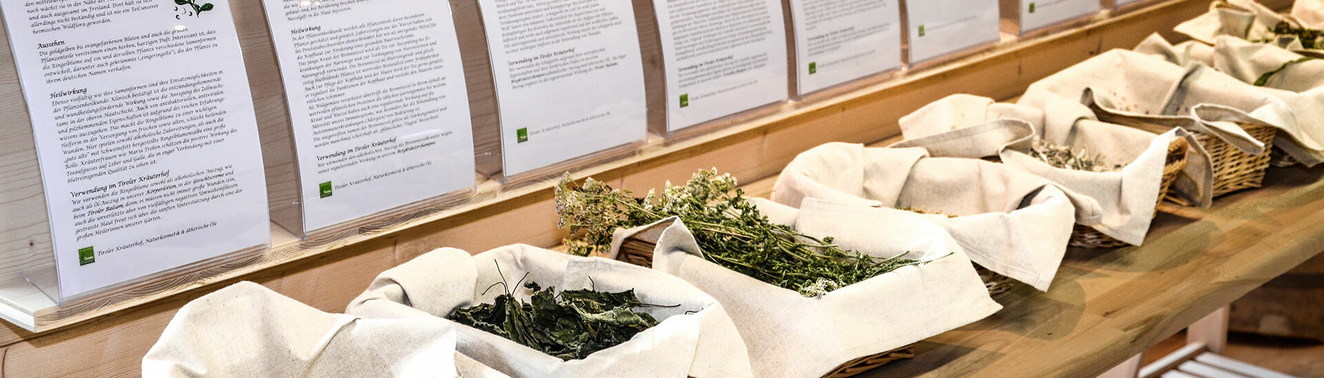 Von ätherischen Ölen, Cremes und Lotionen bis hin zu Entschlackungswasser – all diese Produkte, werden in Maurach am Achensee in Handarbeit herstellt und dort verkauft.}