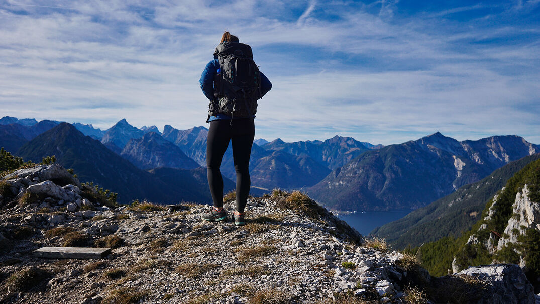 Am Gipfel des Ebner Jochs im Rofangebirge wird der Wanderer mit einem atemberaubenden Rundumblick belohnt.