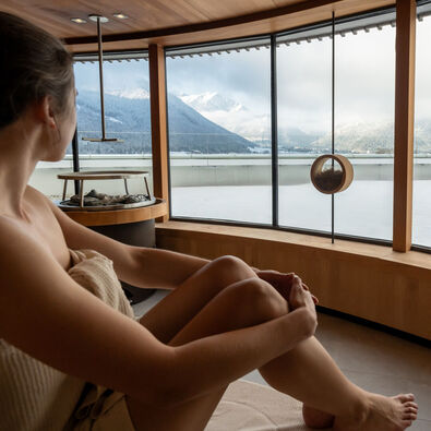 Die Panorama-Saunalandschaft im Atoll Achensee in Maurach genießen und sich verwöhnen lassen.