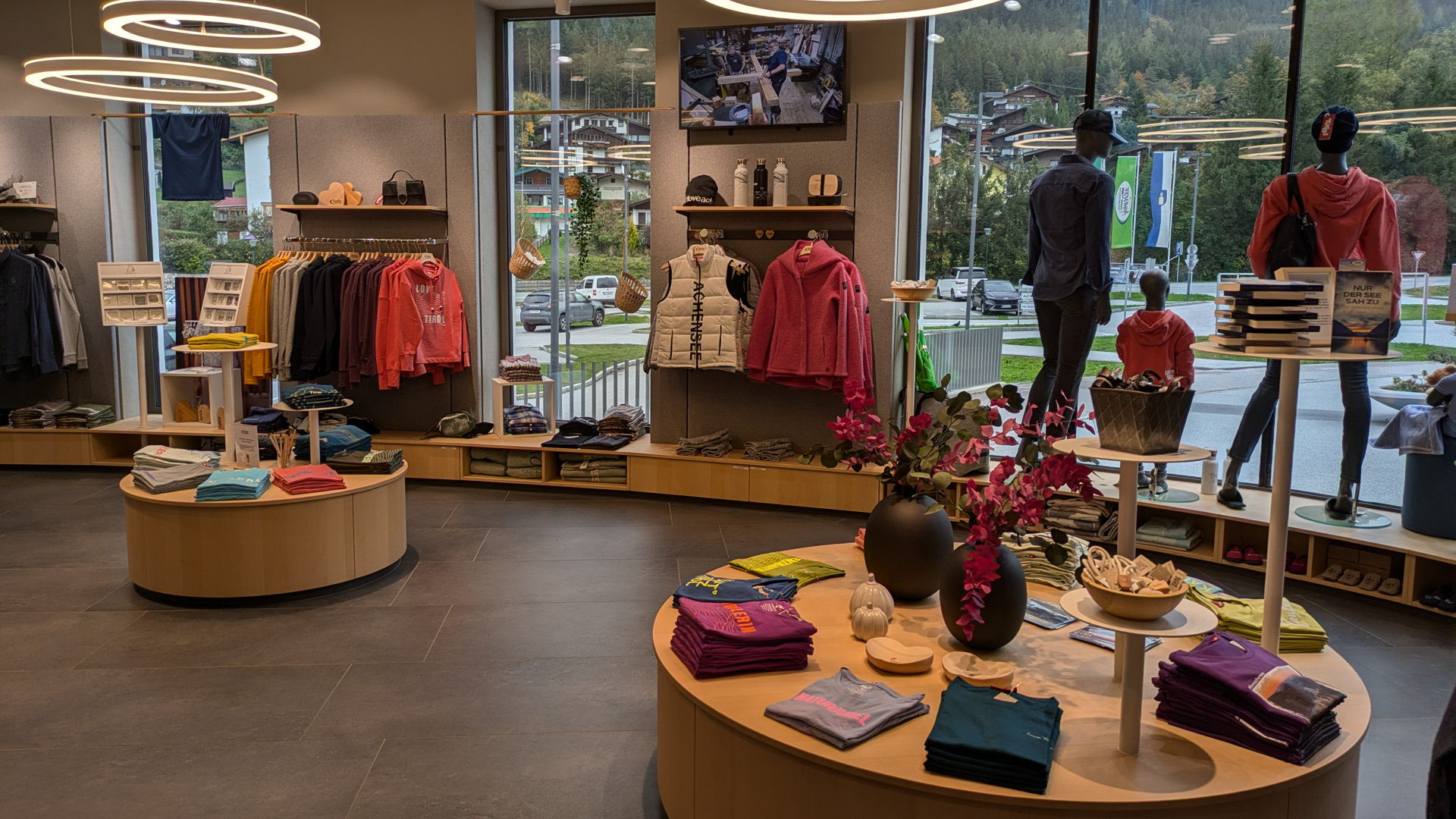 Der Atoll Achensee SHOP in Maurach am Achensee bietet ein breites Sortiment.