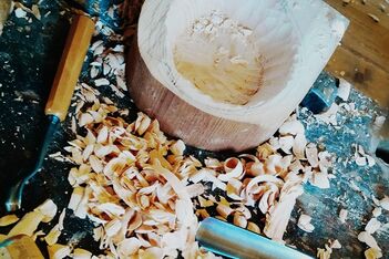 Schnitzen mit Zirbenholz