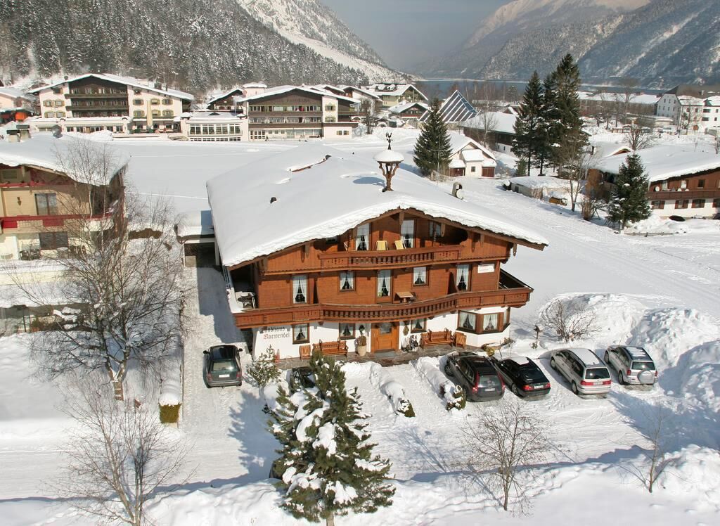 Landhaus-Karwendel-Hausansicht-im-Winter.jpg